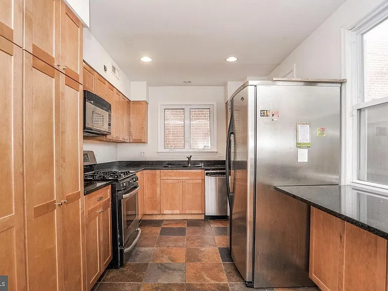 115 E West St — Photo 8