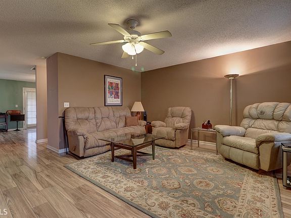 3rd image of 810 City Park Dr