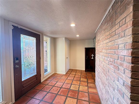 2nd image of 907 E Hercules Dr