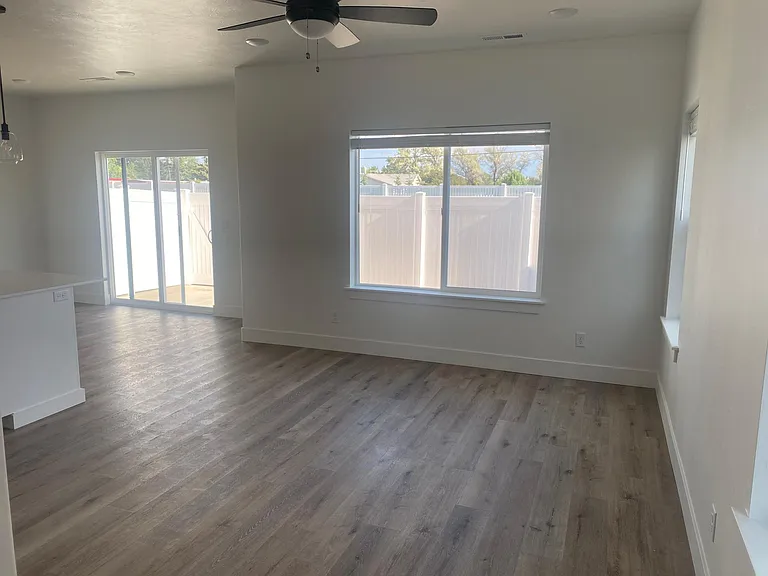 1104 E Jaylee Dr #1 — Photo 3