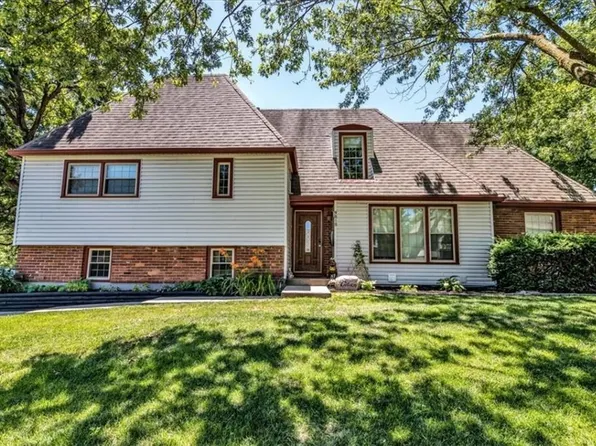 9818 Woodland Ln, Kansas City, MO 64131