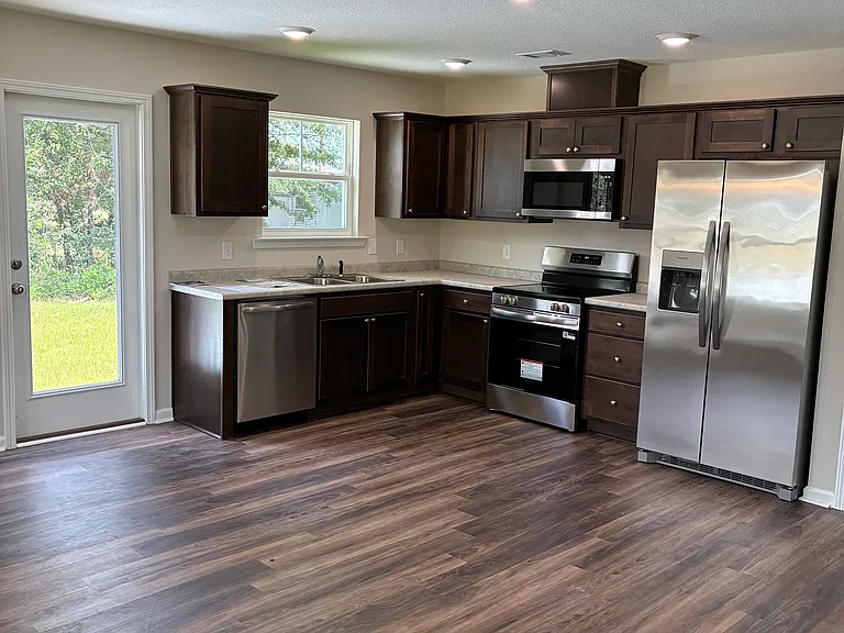 103 Continental Dr — Photo 6