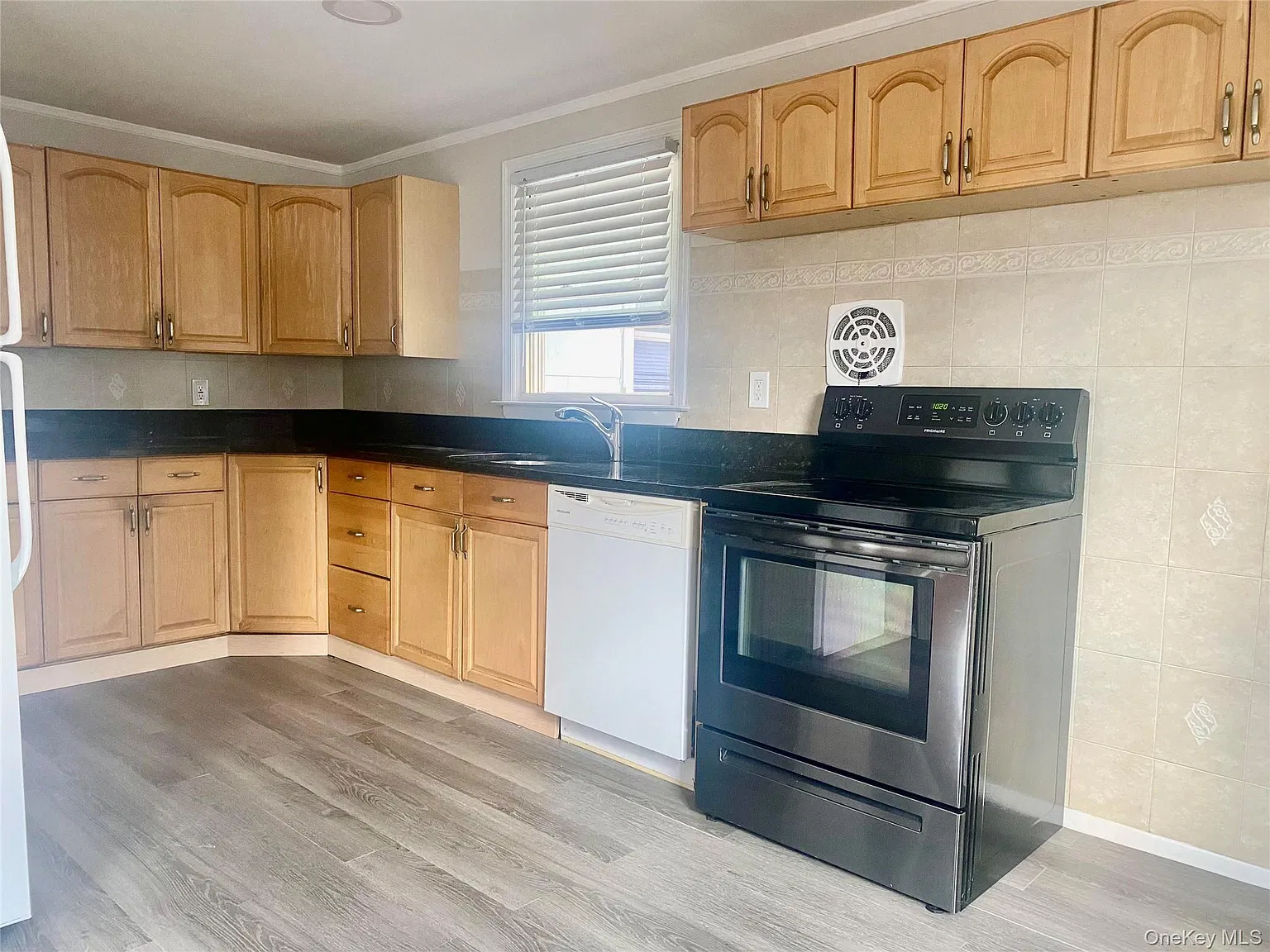 3 bed, 1.0 bath, 1200 sqft, $3,600 — Photo 3