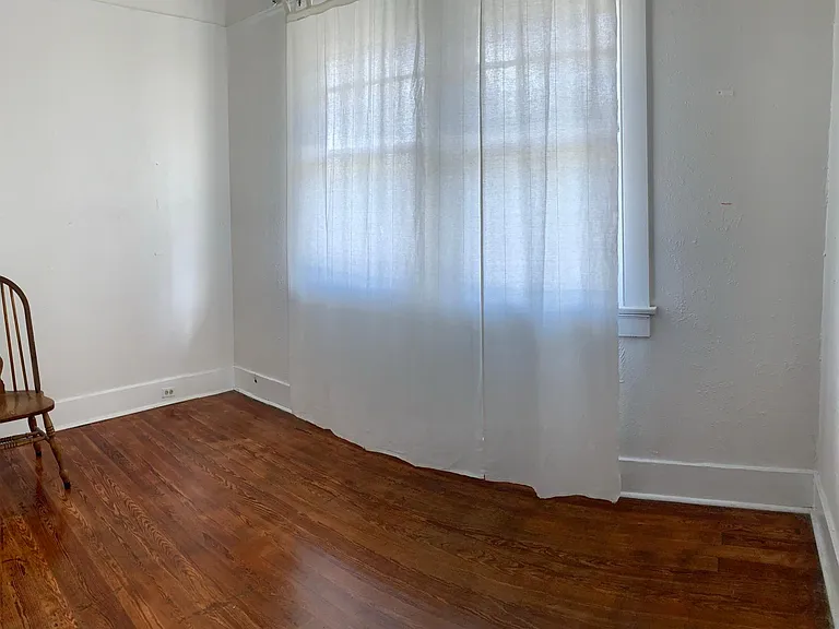 8601 S Claiborne Ave — Photo 6