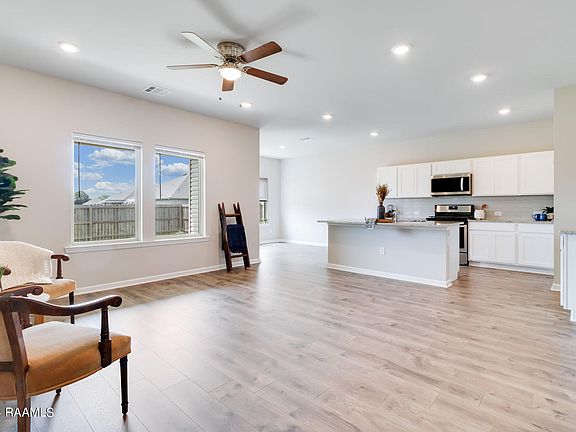 4th image of 204 Acadian Lake Dr