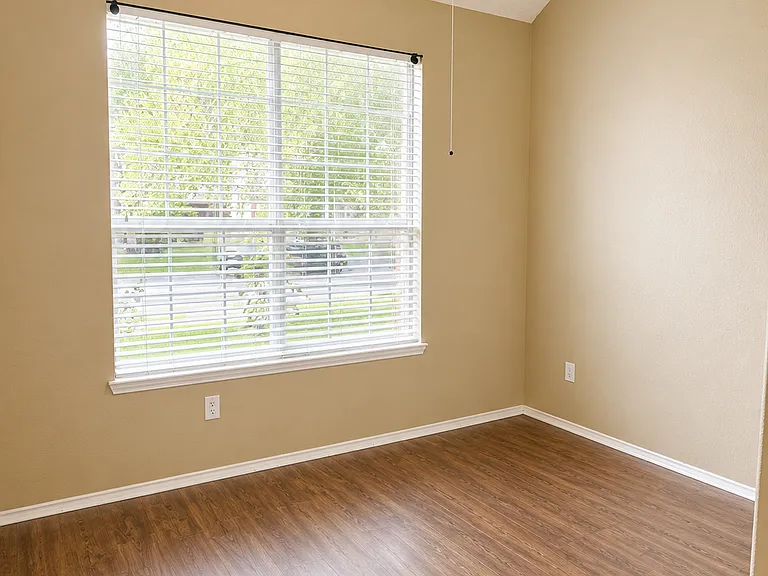 9505 Thorncliff Dr — Photo 8