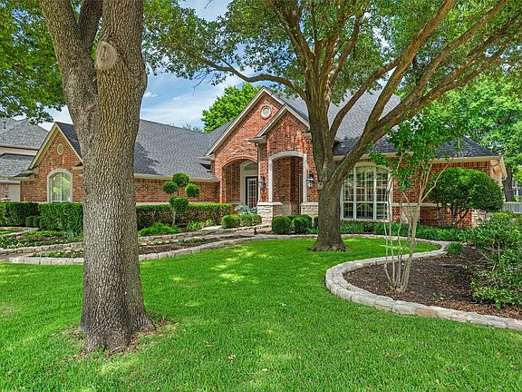 3rd image of 912 Walnut Falls Cir