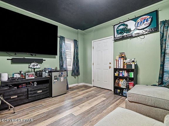 4th image of 215 Lehigh Ave