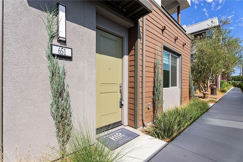 4 bed, 3.5 bath, 1855 sqft, $4,600 — Photo 2