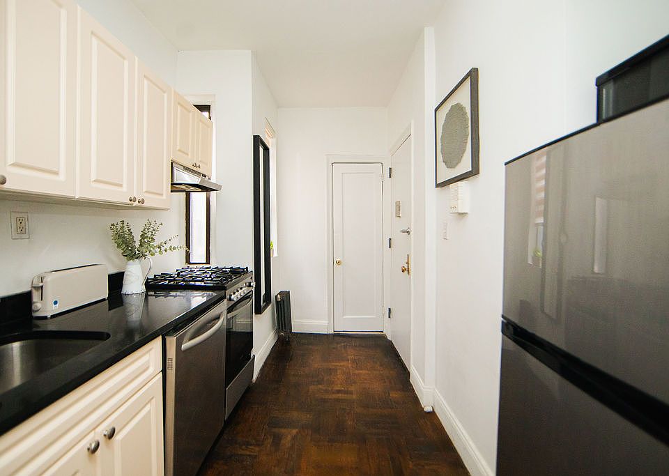 1st image of 715 E 5th St APT 1D
