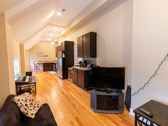 3rd image of 3138 S Indiana Ave #203
