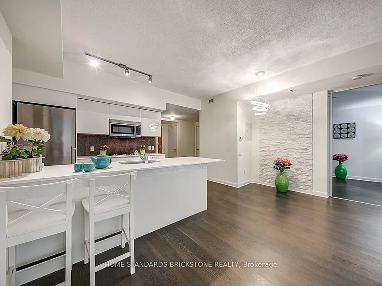 375 King St W #506 — Photo 15