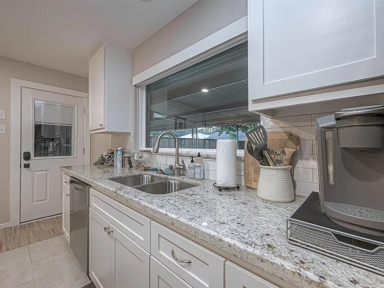 6414 Pineshade Ln — Photo 10