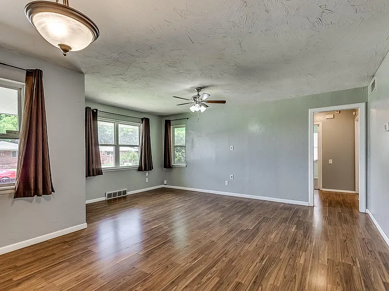 820 E Carroll Ln — Photo 5