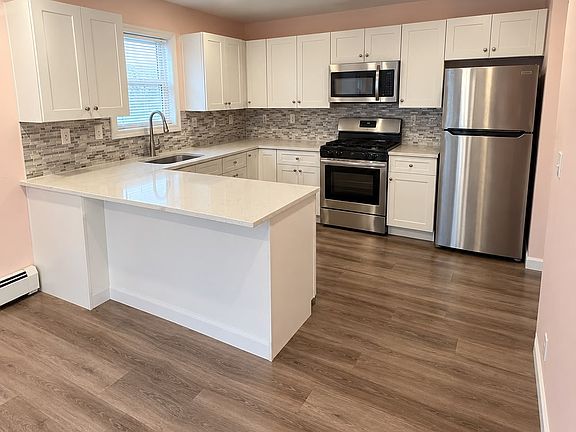 3rd image of 186 Governor St Floor 2