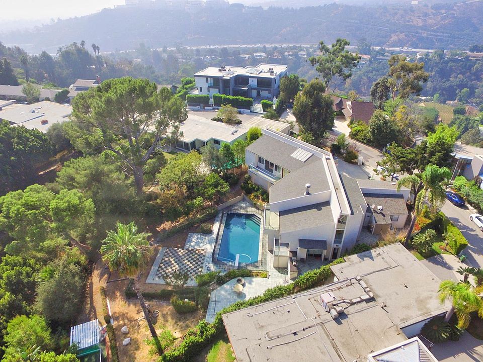 1st image of 940 Linda Flora Dr