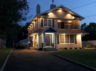 35 Grassmere Ave, Oakdale, NY 11769