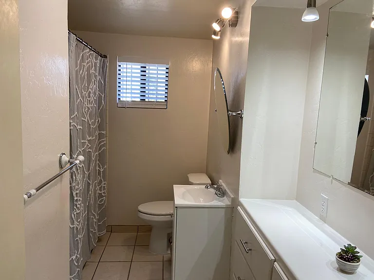 2401 N Jordan Dr — Photo 6
