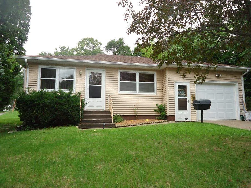 1325 44th Ave photo 1