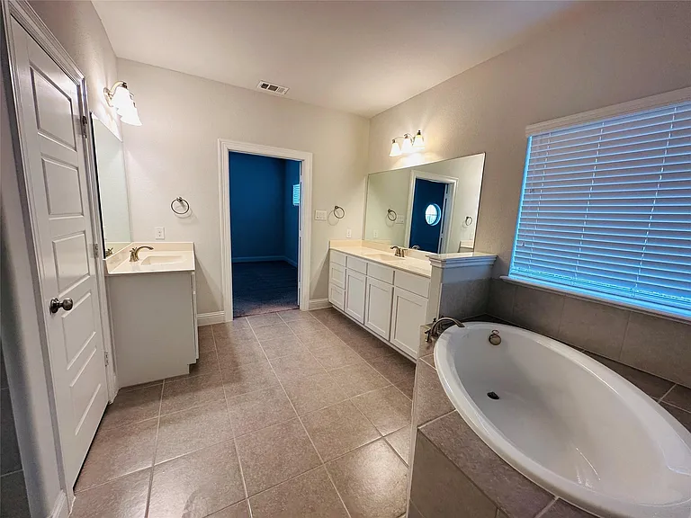 806 Davids Way — Photo 13
