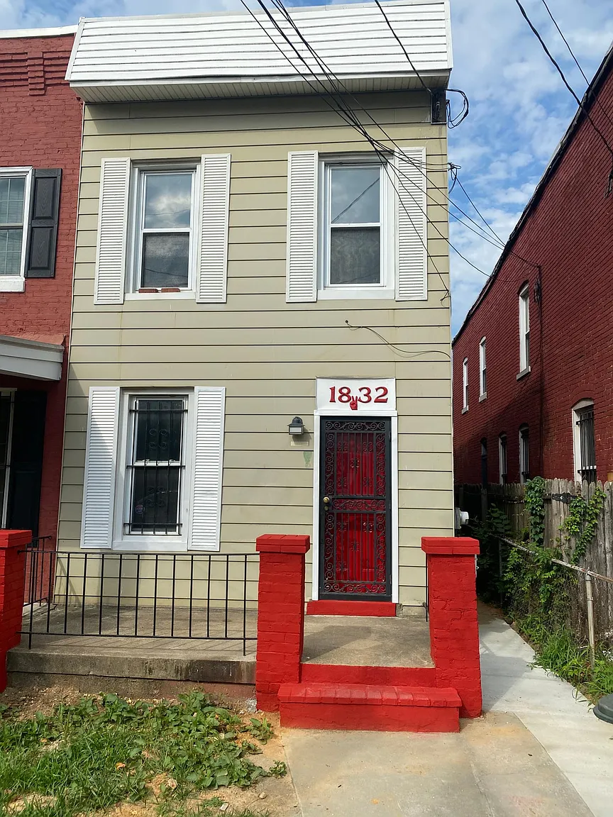 1832 Providence St NE photo 1