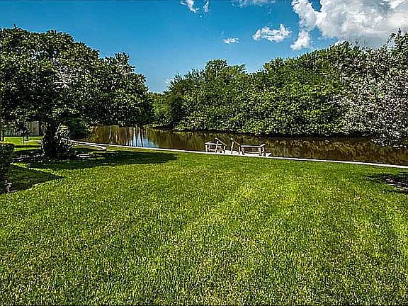 5th image of 1956 Cove Ln