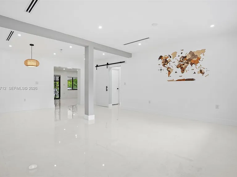 56 Whitethorn Dr — Photo 5