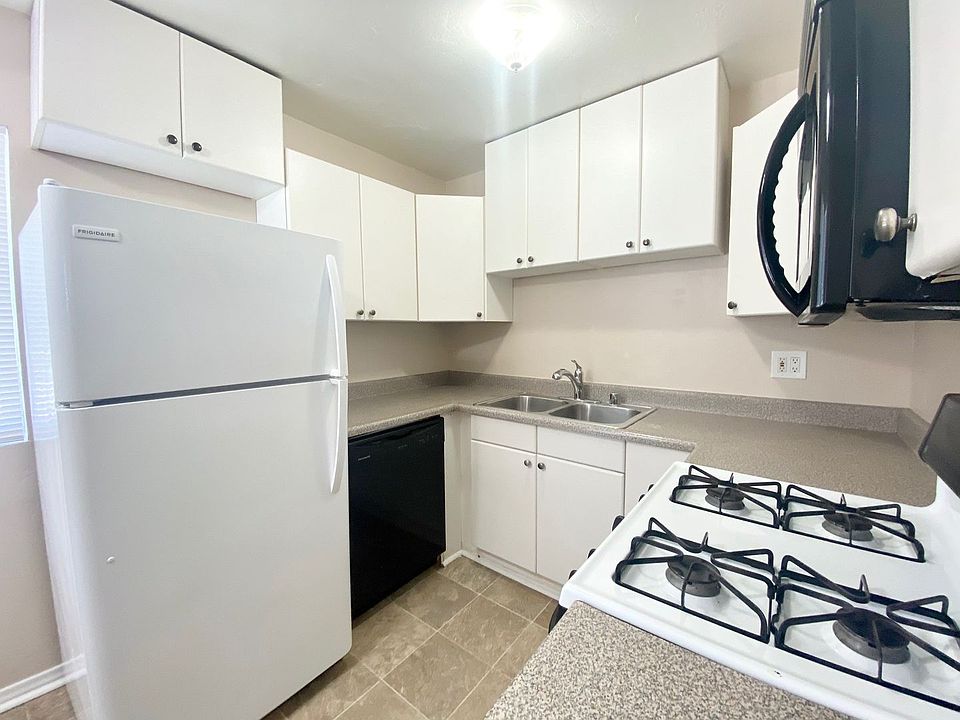 1st image of 3144 Grape St #10
