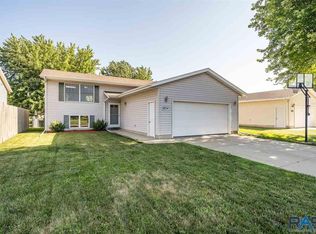 824 S Suburban Dr, Sioux Falls, SD 57110