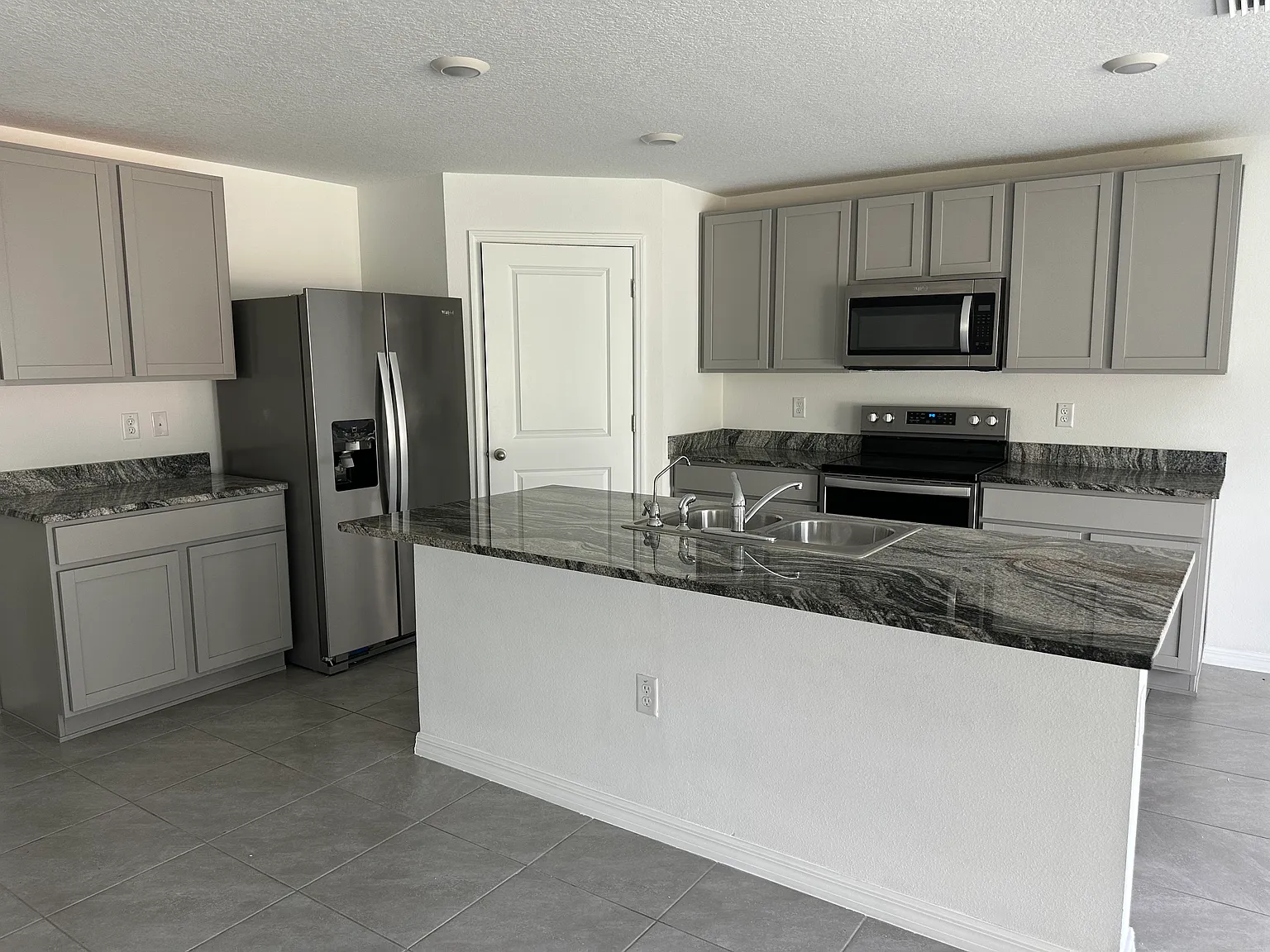 4 bed, 2371 sqft, $3,000 — Photo 4