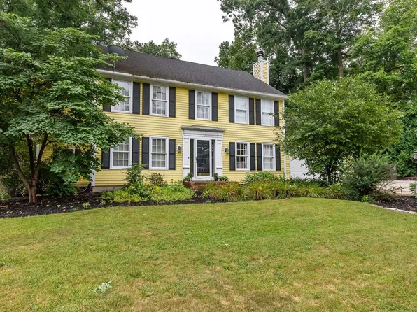 9829 Woodstream Dr, Fort Wayne, IN 46804