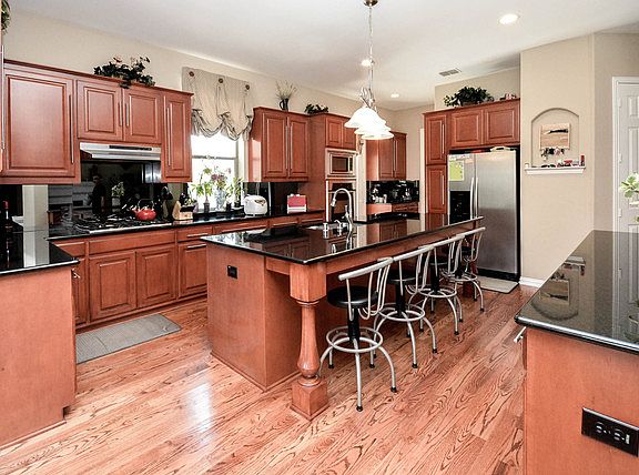 5th image of 702 Finch Ct