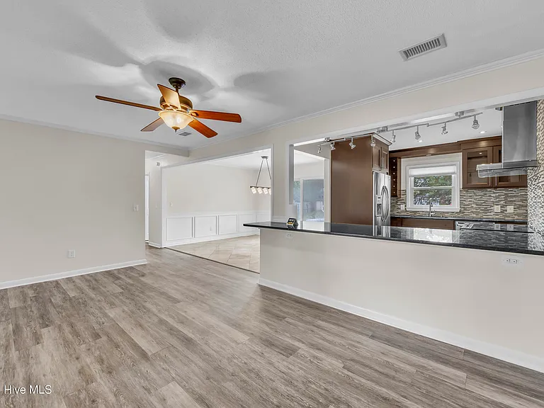 917 Wordsworth Dr — Photo 4