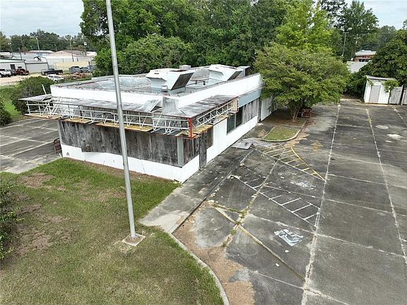4th image of 1405 Washington St