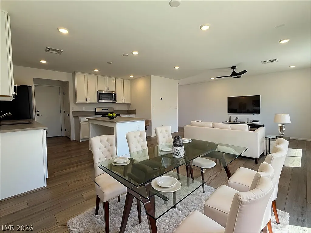 3 bed, 2.5 bath, 1690 sqft, $2,150 — Photo 2