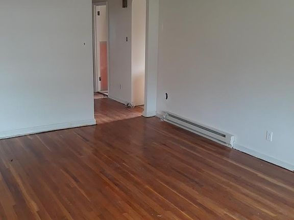 3rd image of 814 E 234th St