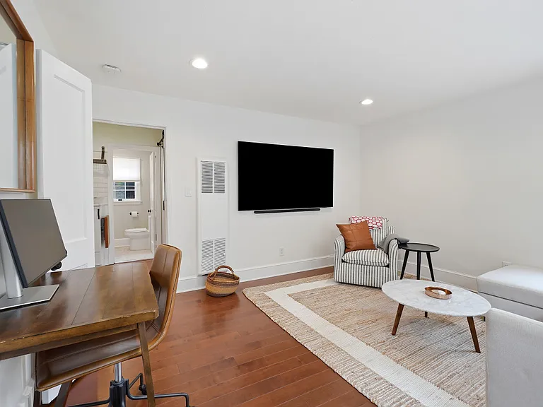 110 East St #B — Photo 9
