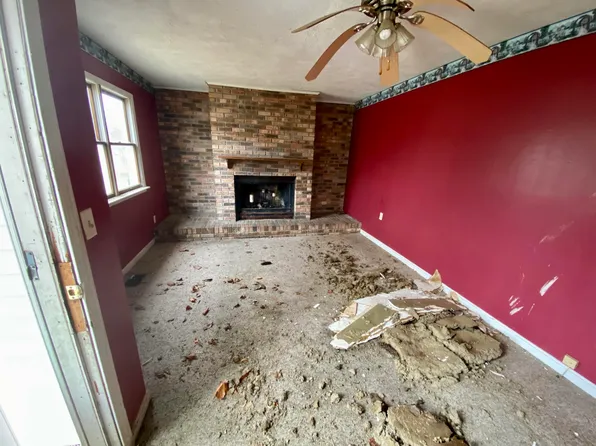 317 N Padgett St, Morganfield, KY 42437