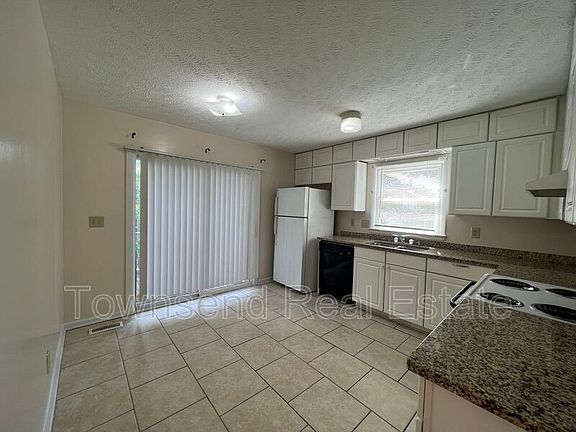 3rd image of 912 Emory Ct