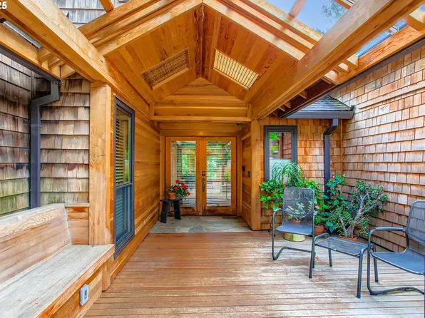 3902 SW Mount Adams Dr, Portland, OR 97239