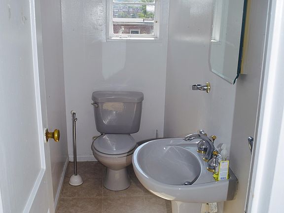 main floor 1/2 bath