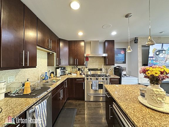 2nd image of 907 N Damen St #307