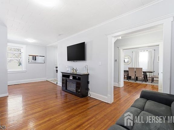 4th image of 140 Grove Ave