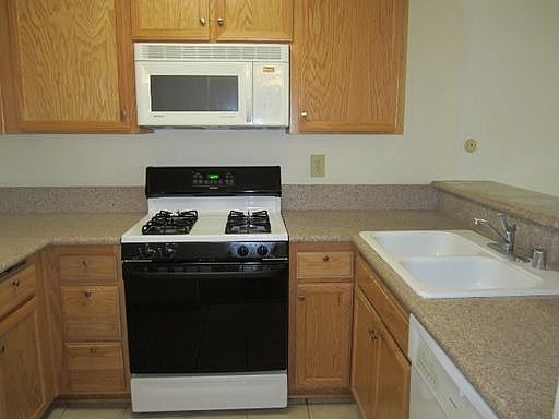 4th image of 5325 Newcastle Ave Unit 114