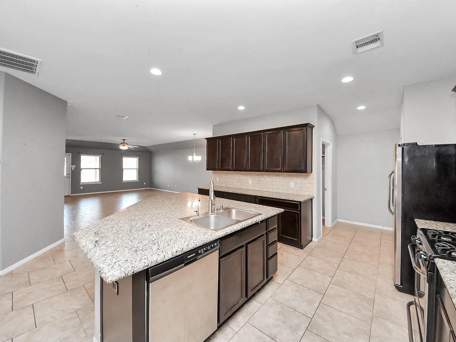 4 bed, 2.0 bath, 2094 sqft, $2,390 — Photo 3