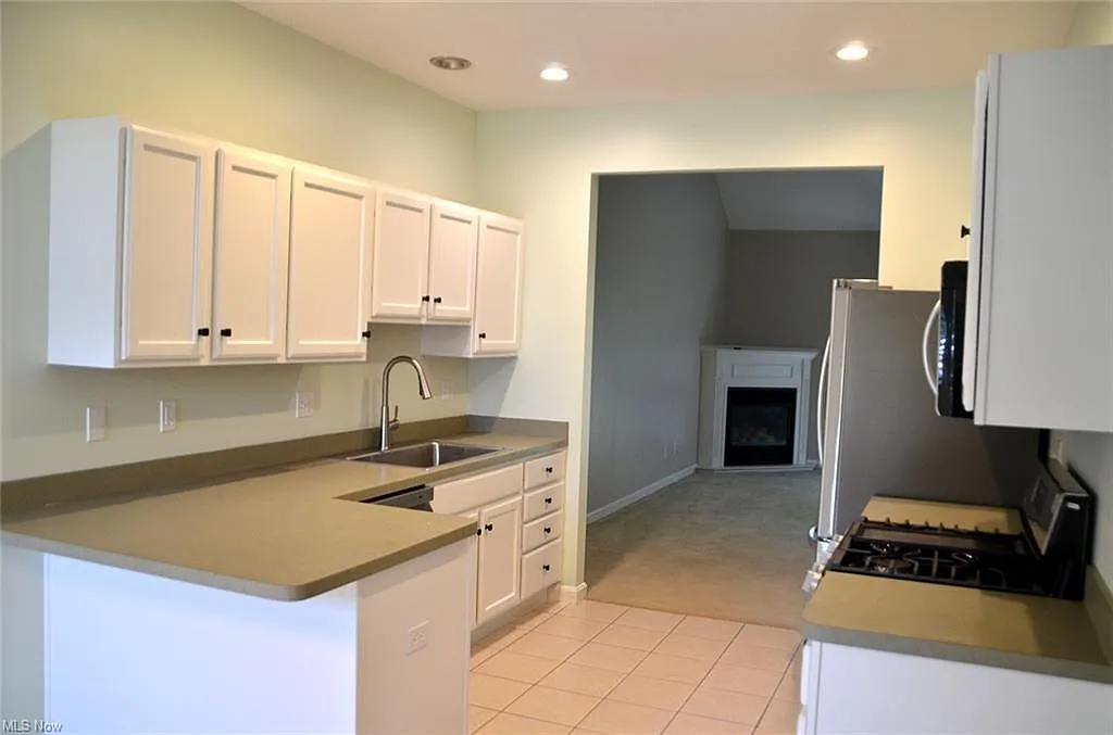3 bed, 2.5 bath, 1711 sqft, $2,600 — Photo 3