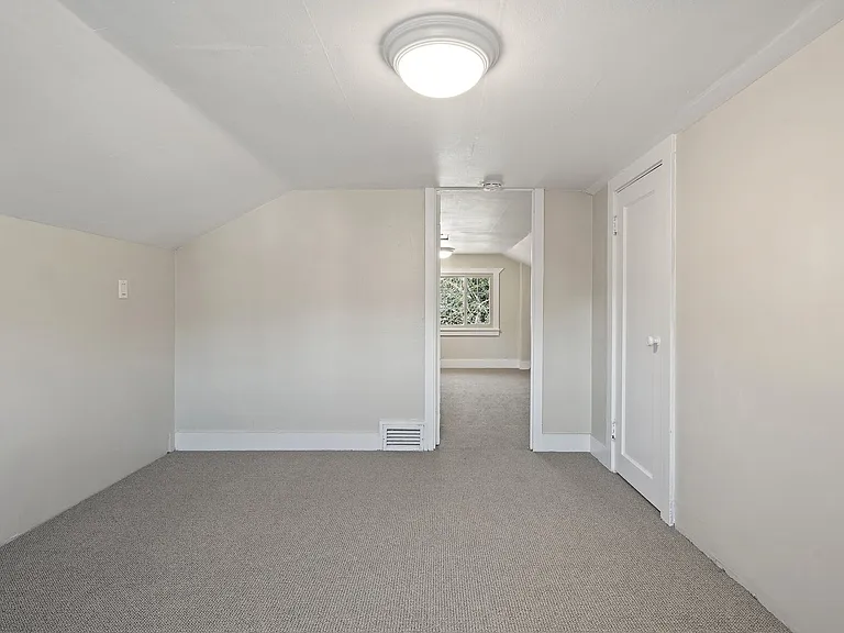 709 McKenzie Ave — Photo 23