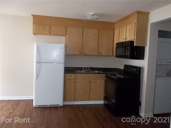 2nd image of 438 Carpenter St
