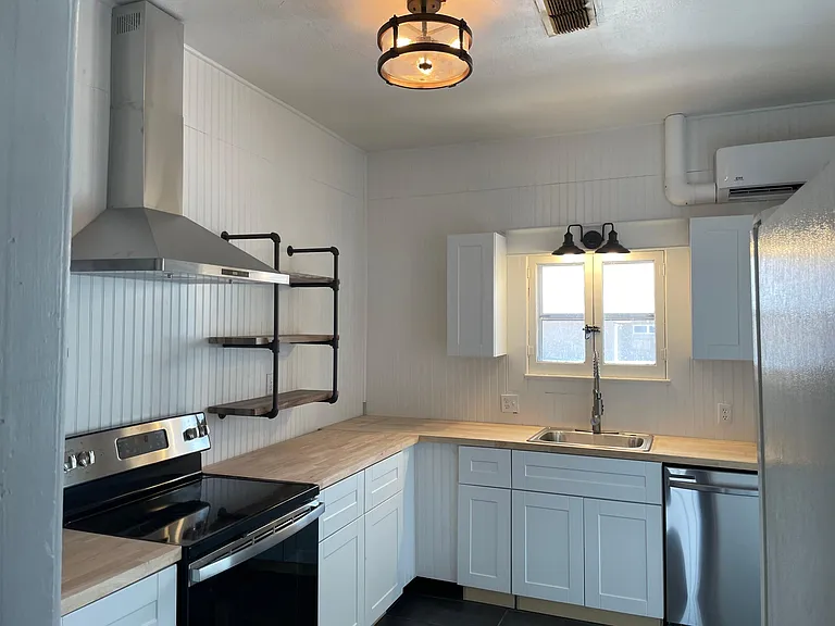 405 W Grand Ave — Photo 3