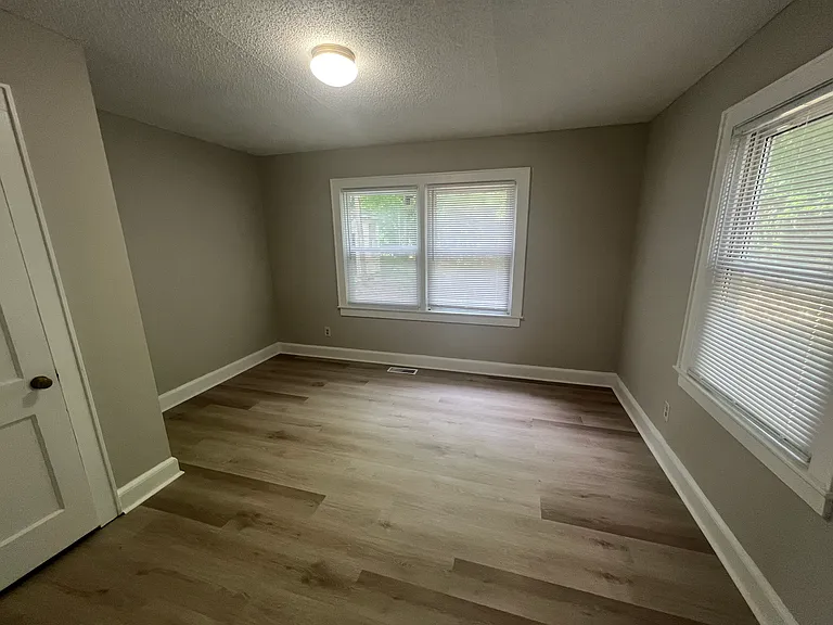 1107 W Davidson Ave — Photo 12